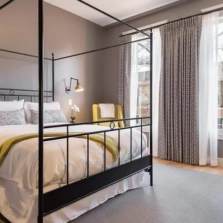 Townsman Hotel: Poe
